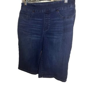 Chicos slim leg shorts sz 0.5R‎